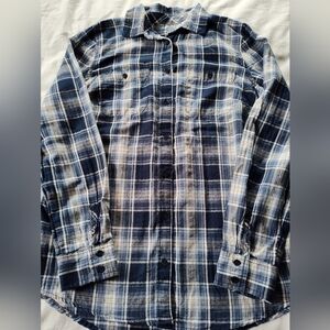 ST. JOHN'S BAY Ladies Lightweight Button Up Blouse.  Size Medium. Long Sleeves.